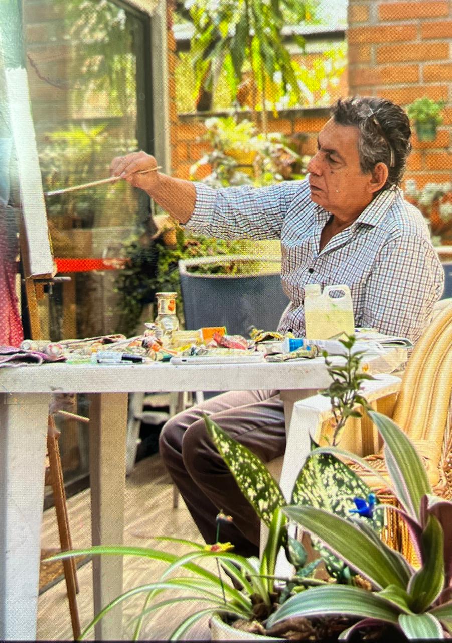 Rodrigo Marin pintando en su estudio